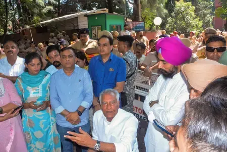 Punjab BJP's Sunil Jakhar protests, calls Development Commission a 'loot centre'