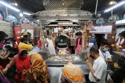 Devotees Gather Nationwide to Celebrate Skandamata on Chaitra Navratri's Fifth Day
