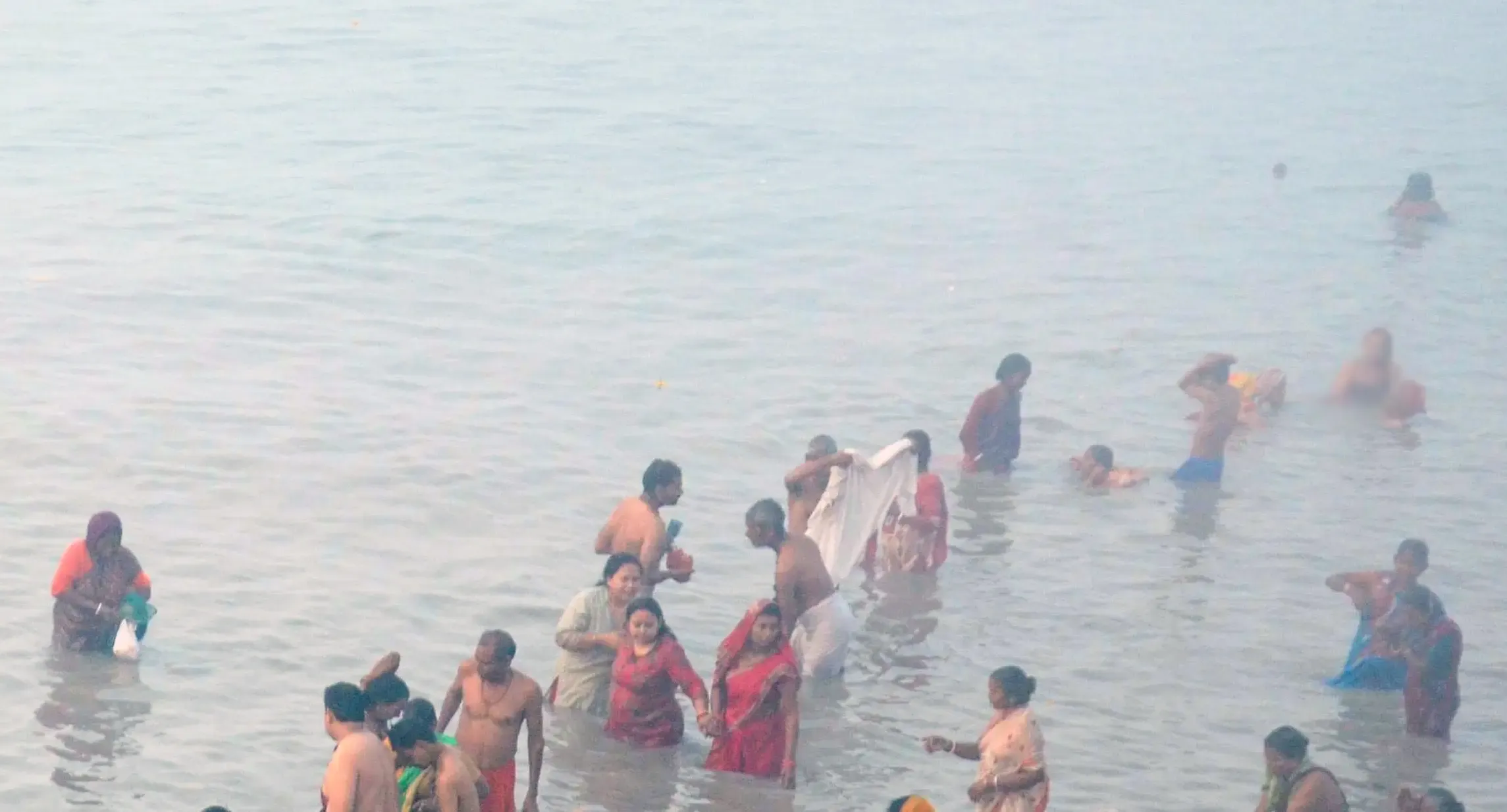 Devotees Brave Cold for Sacred River Dips in Himachal on Makar Sankranti