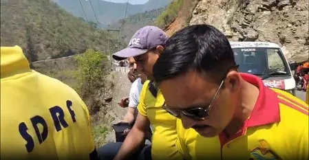 देवप्रयाग में 200 मीटर गहरी खाई में गिरा वाहन, 3 की मौत; 8 सवार थे यात्री