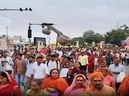 देवउठनी एकादशी पर पंचकोशी परिक्रमा करने पहुंचे लाखों श्रद्धालु, ड्रोन से की जा रही निगरानी 