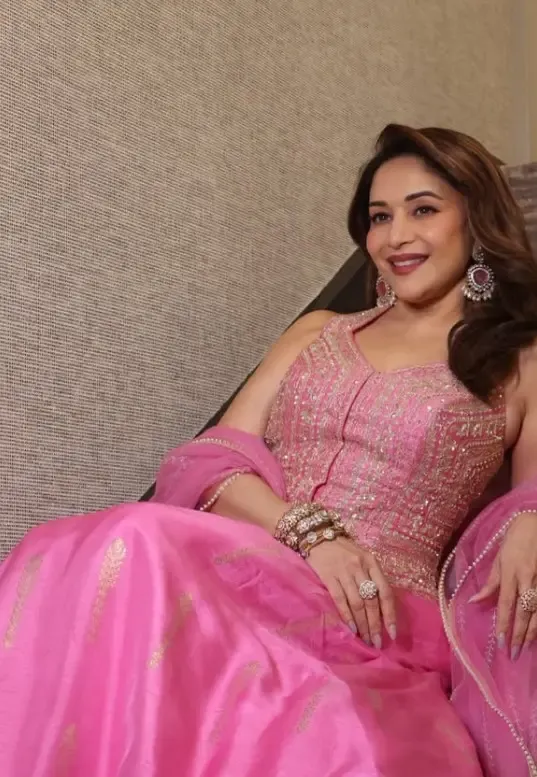 क्या धक-धक गर्ल की मुस्कान का जादू गुलाबी लहंगे में माधुरी दीक्षित ने ढाया है?