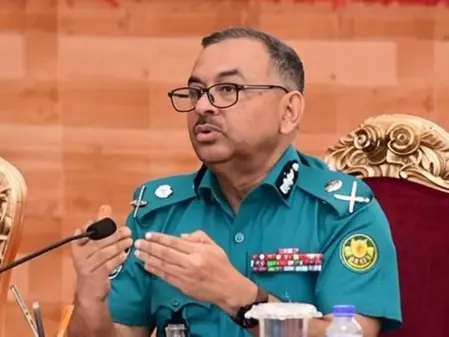 'ढाका लॉकडाउन' से पहले धोलाईपार में यात्री बस को उपद्रवियों ने लगाई आग, पुलिस के दावों की खुली पोल