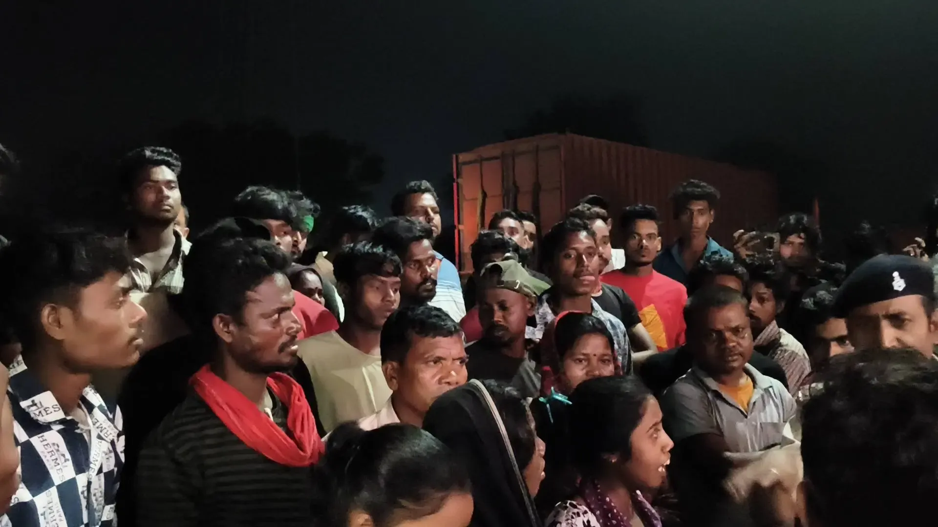 धनबाद में भू-धंसान से तबाही, कई लोग मलबे में फंसे; स्थानीय लोगों ने किया विरोध प्रदर्शन