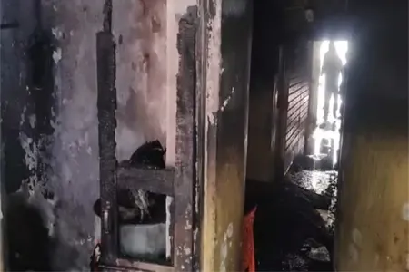 धनबाद में तीन मंजिला मकान में लगी भीषण आग, झुलसकर दो की मौत, छह जख्मी
