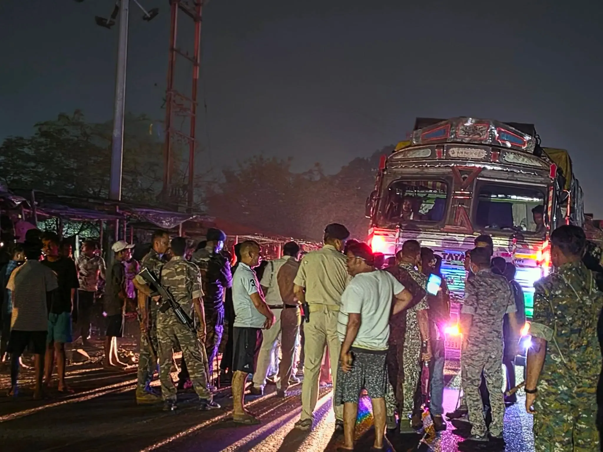 धनबाद भू-धंसान: कतरास टंडाबाड़ी में 20 घर जमीन में समाए, NH-32 जाम — बड़ी खबर