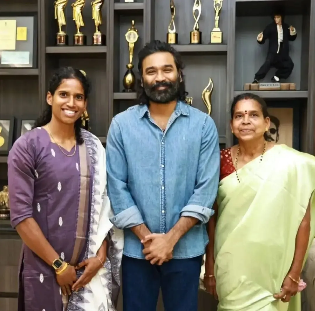 Dhanush meets Tamil Nadu's Vithya Ramraj, honours Asian Games triple medallist