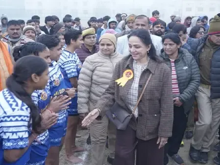 गम को पीछे छोड़ 'कर्म' पर वापसी : धर्मेंद्र के निधन के बाद पहली बार मुस्कुराती दिखीं हेमा मालिनी 