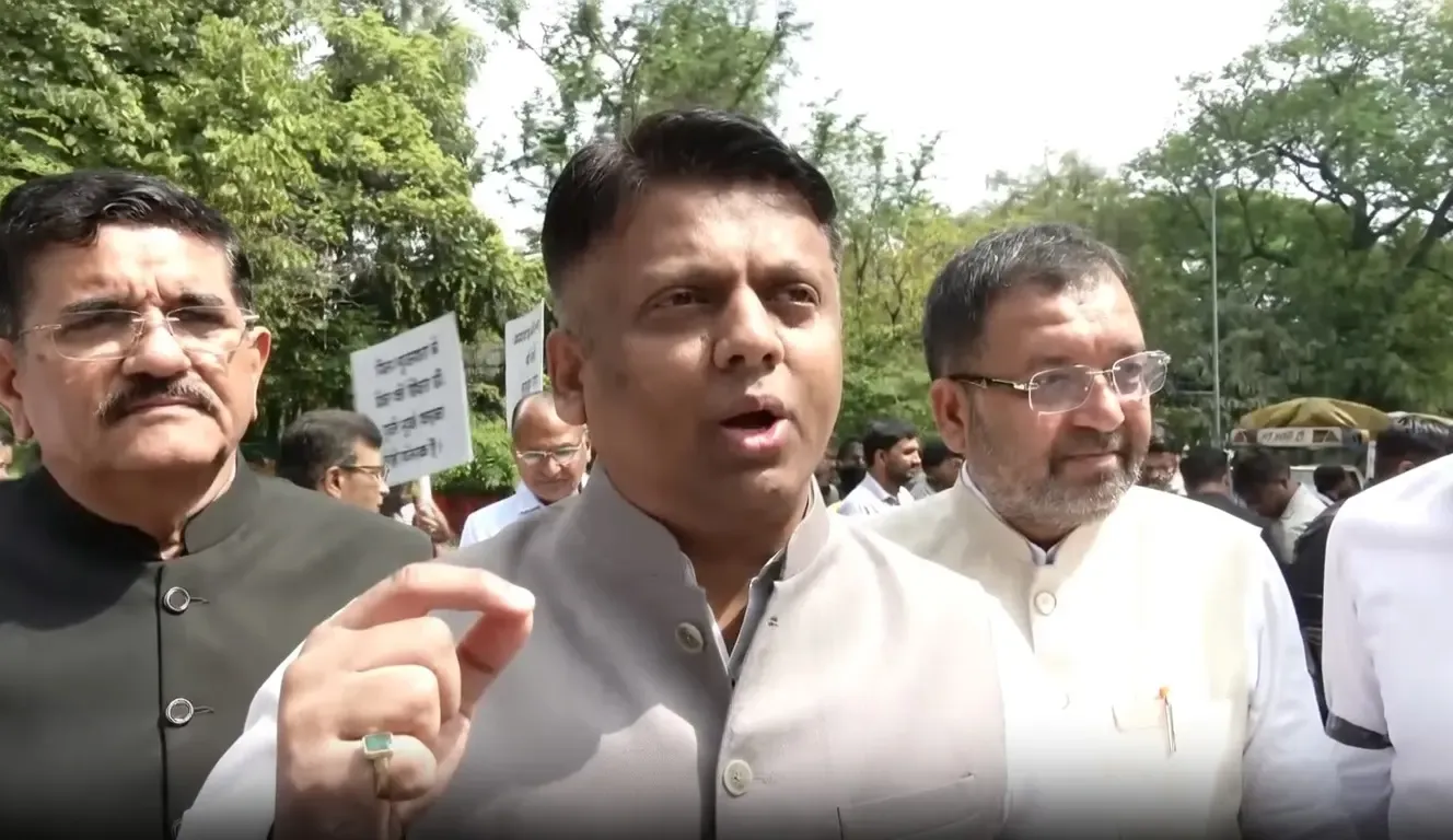 धवल पटेल का कांग्रेस पर कड़ा आरोप, खड़गे ने जानबूझकर किया गुजरात का अपमान