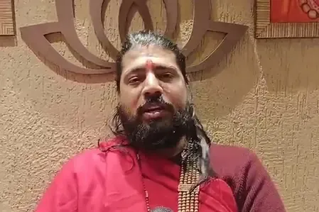 क्या धीरेंद्र शास्त्री के तिरंगे वाले बयान को महंत लोकेश दास का समर्थन मिला?