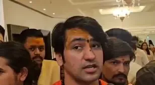 धीरेंद्र शास्त्री ने अमेरिका पर भरोसा न करने की दी सलाह, भारत को खुद बनानी चाहिए नीति