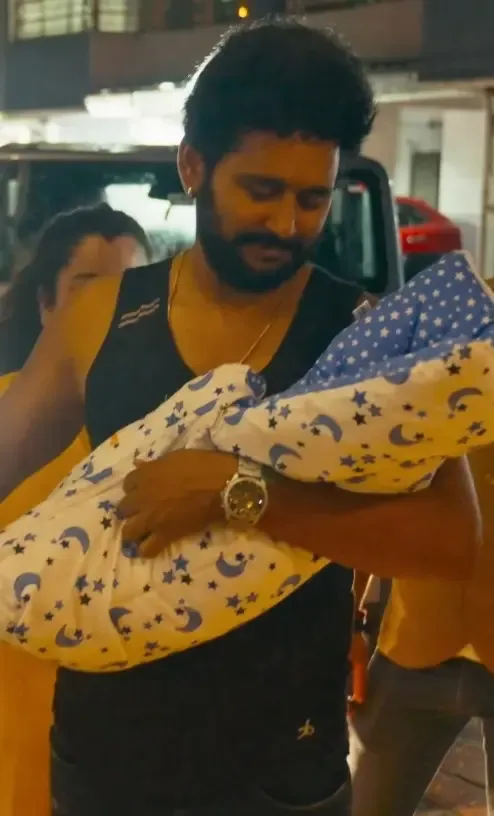 क्या निधि झा और यश कुमार ने अपनी बिटिया का स्वागत ढोल-ताशे से किया?