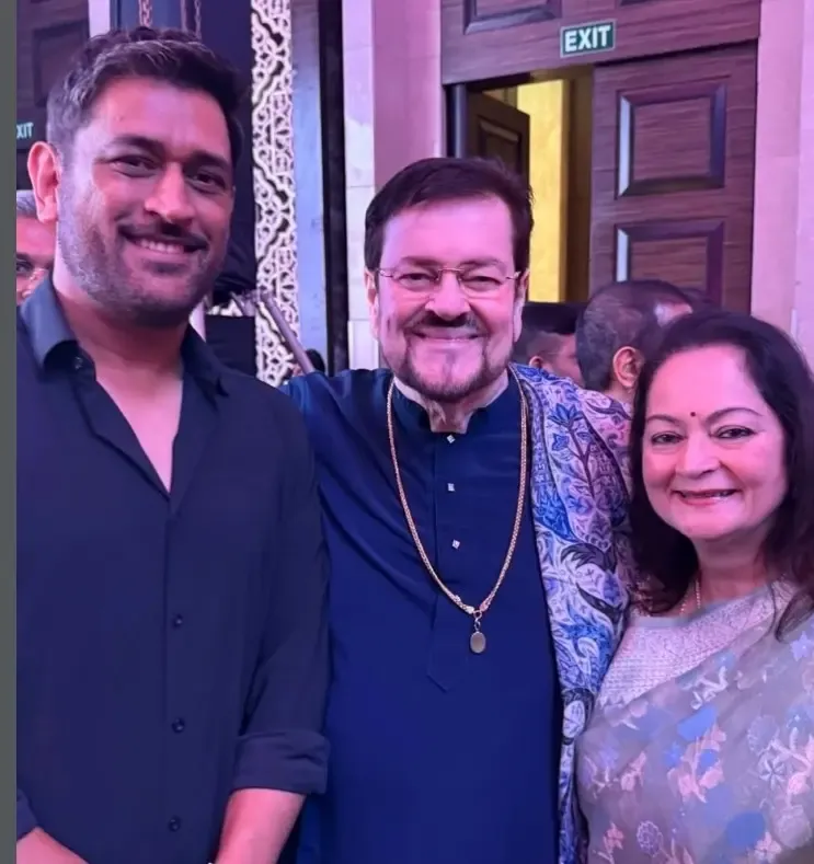 MS Dhoni meets Nitin Mukesh, sings Mukesh classic 'Main Pal Do Pal Ka Shayar'