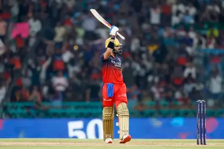 धोनी-रोहित से बेहतर रहेगा आईपीएल 2026 में विराट कोहली का प्रदर्शन: आकाश चोपड़ा