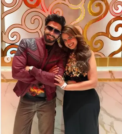 आयशा खान की 'धुरंधर' के कास्ट-क्रू के साथ खास तस्वीरें, फिल्म को आने वाली पीढ़ियाँ करेंगी याद