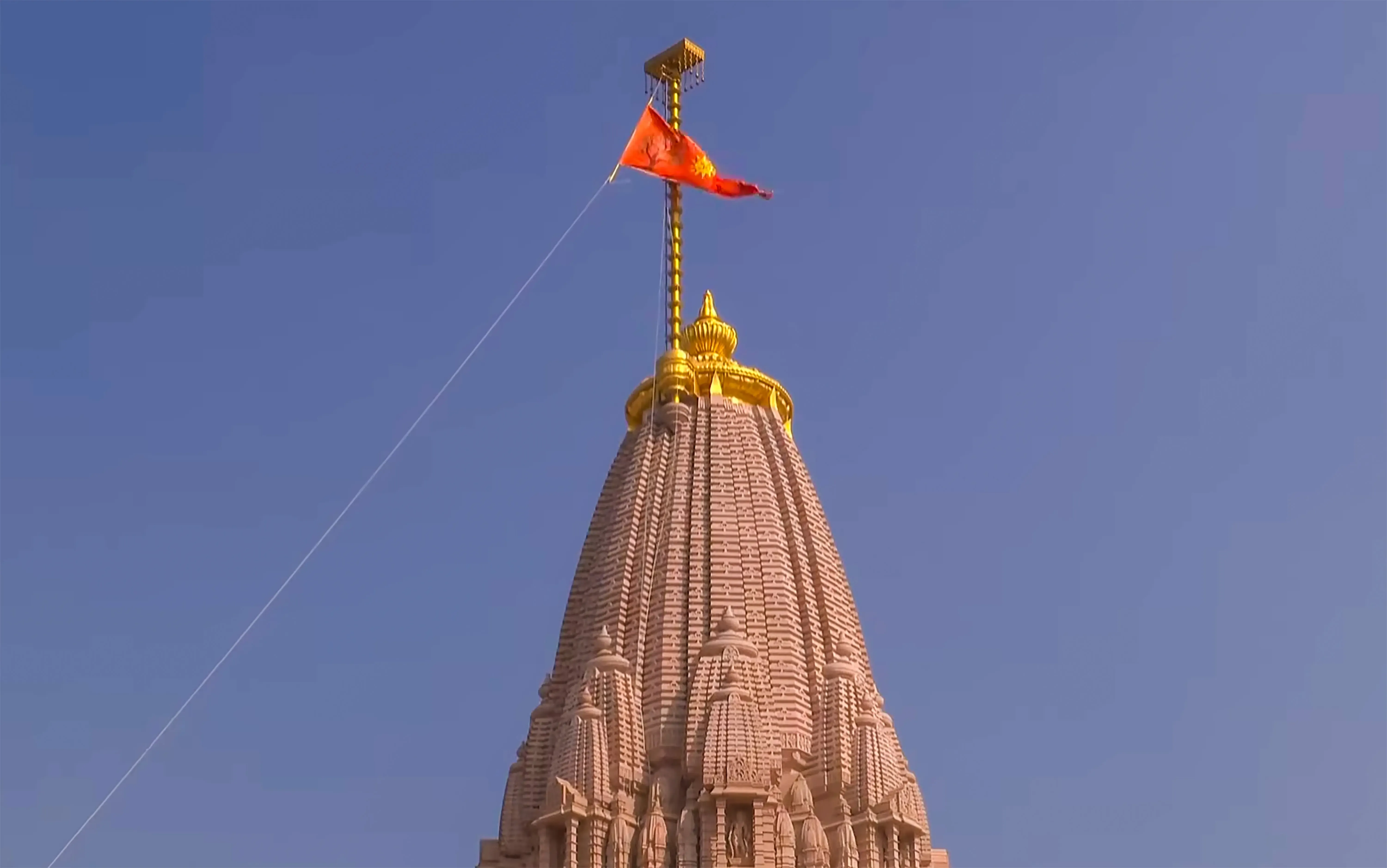 क्या ध्वजारोहण के क्षणों ने भक्तिमय बना दिया अयोध्या, चारों दिशाओं में गूंजा 'जय श्रीराम'?