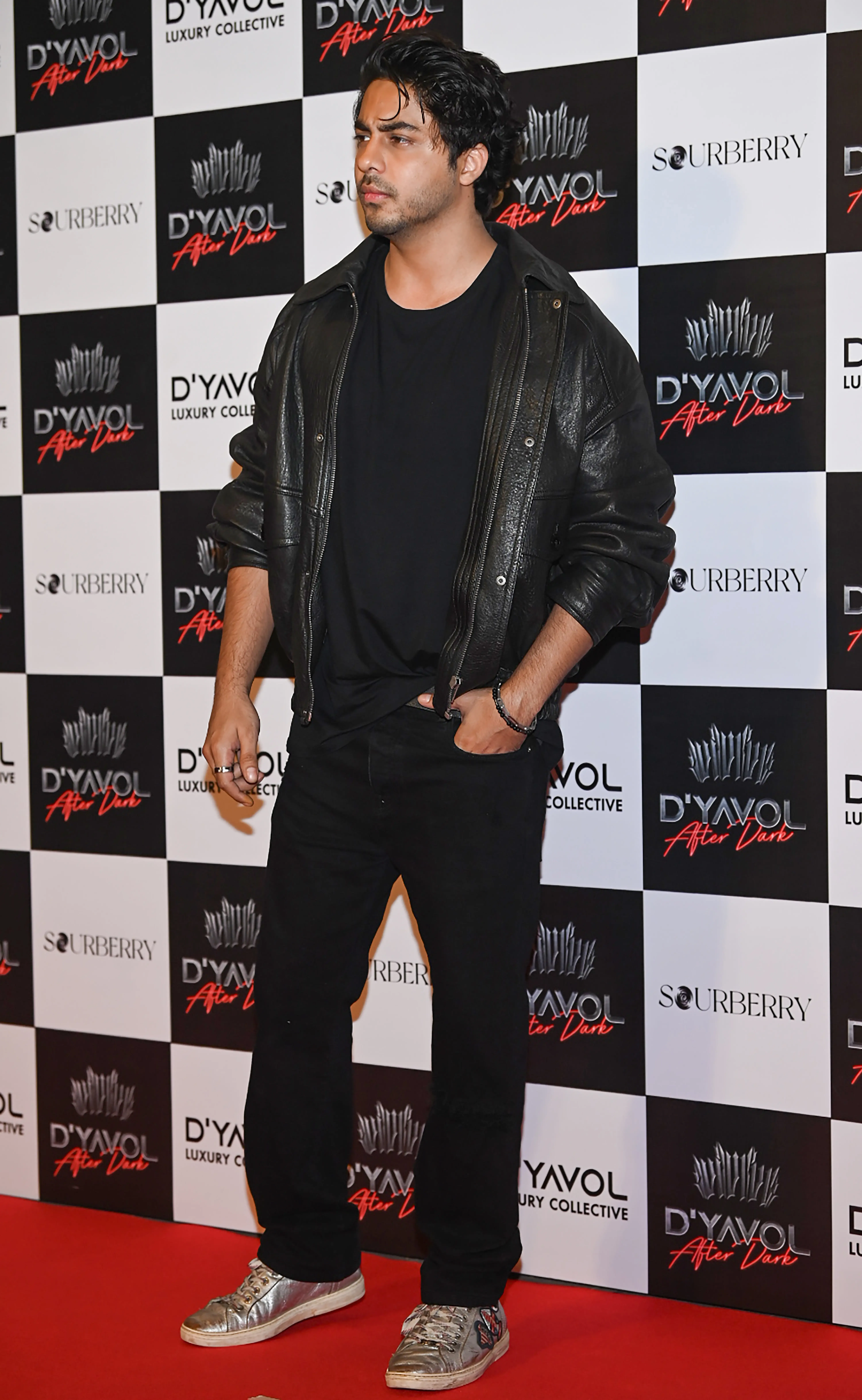 Did Aryan Khan Really Show His Middle Finger at a Bengaluru Pub?