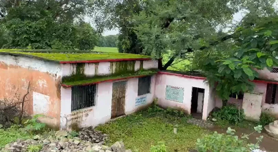 Does the dilapidated school building in MP's Rajgarh need urgent repairs to prevent a Jhalawar-like tragedy?