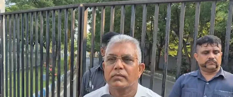 दिलीप घोष का ममता पर तीखा हमला: ‘धरना जबरन कराया, TMC के सांसद-विधायक भी नदारद’