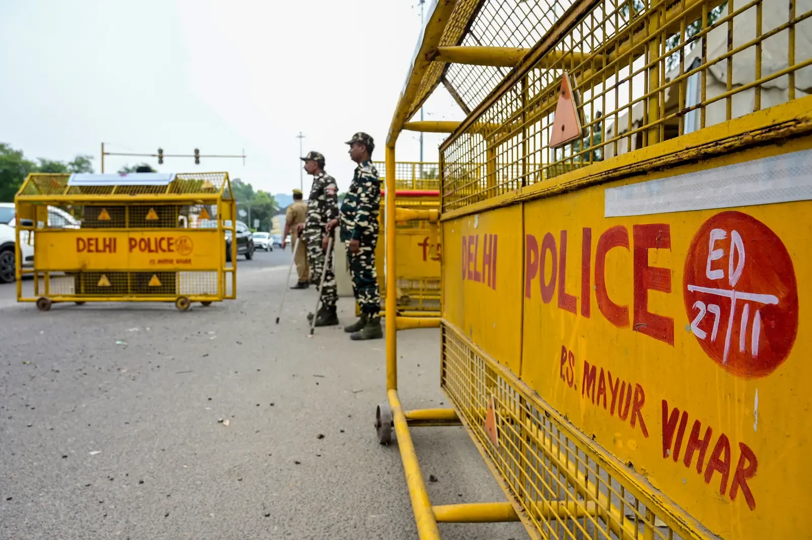 गौतमबुद्धनगर पुलिस का दिल्ली बॉर्डर पर सघन चेकिंग अभियान, संदिग्ध वाहनों की तलाशी जारी