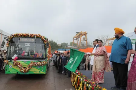 दिल्ली की सड़कों पर उतरीं 300 नई इलेक्ट्रिक बसें, सीएम रेखा गुप्ता ने दिखाई हरी झंडी