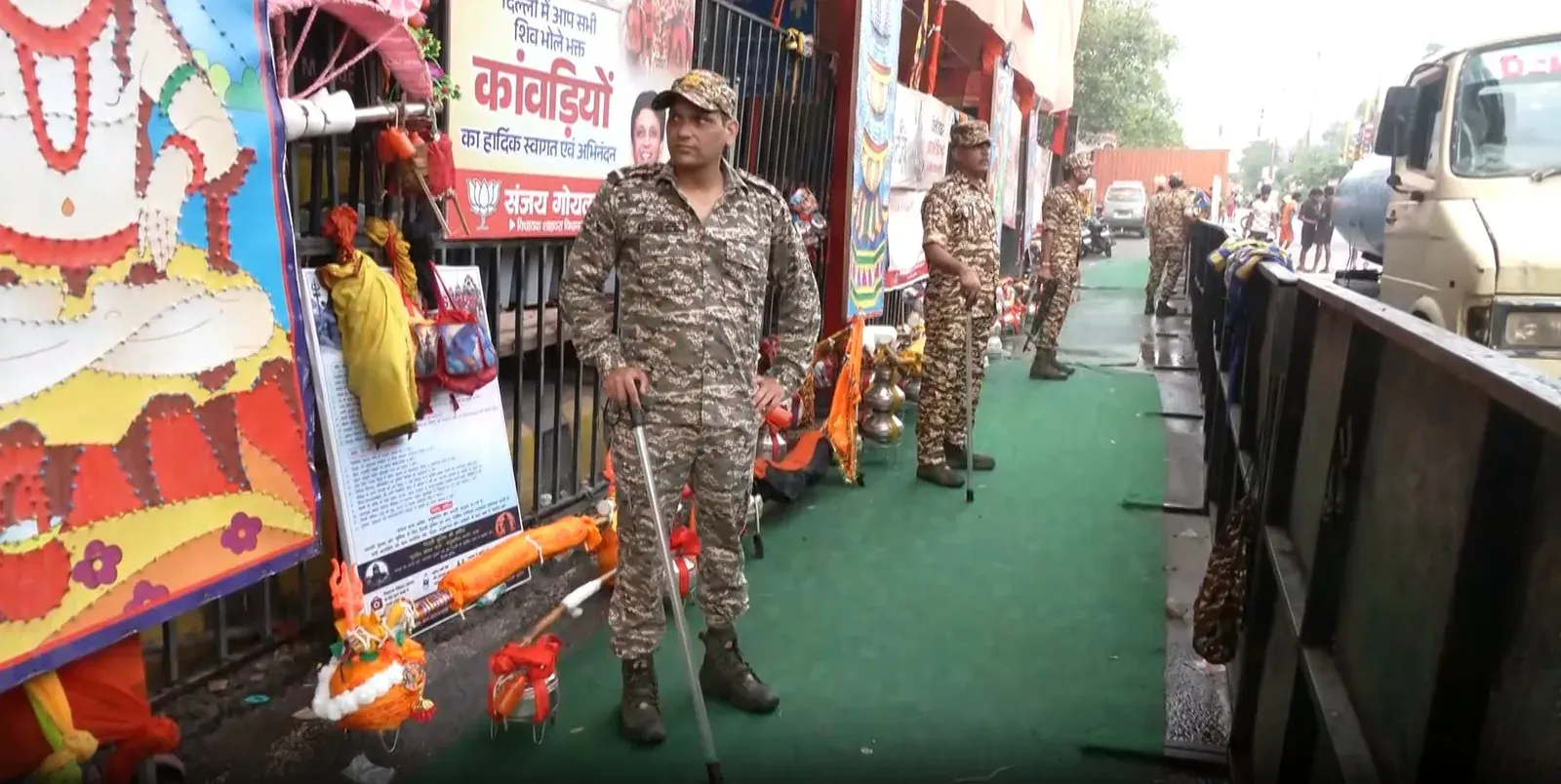 दिल्ली कांवड़ यात्रा 2025: मार्गों पर कड़ी सुरक्षा, वीएचपी-बजरंग दल के स्वयंसेवक पुलिस के साथ संभाल रहे मोर्चा