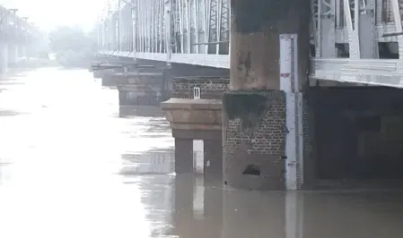दिल्ली में यमुना का जलस्तर खतरे के निशान के करीब, प्रशासन अलर्ट मोड पर 