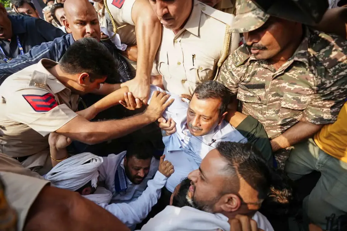 अरविंद केजरीवाल समेत AAP के कई वरिष्ठ नेता हिरासत में, वोट चोरी विरोध प्रदर्शन के दौरान कार्रवाई