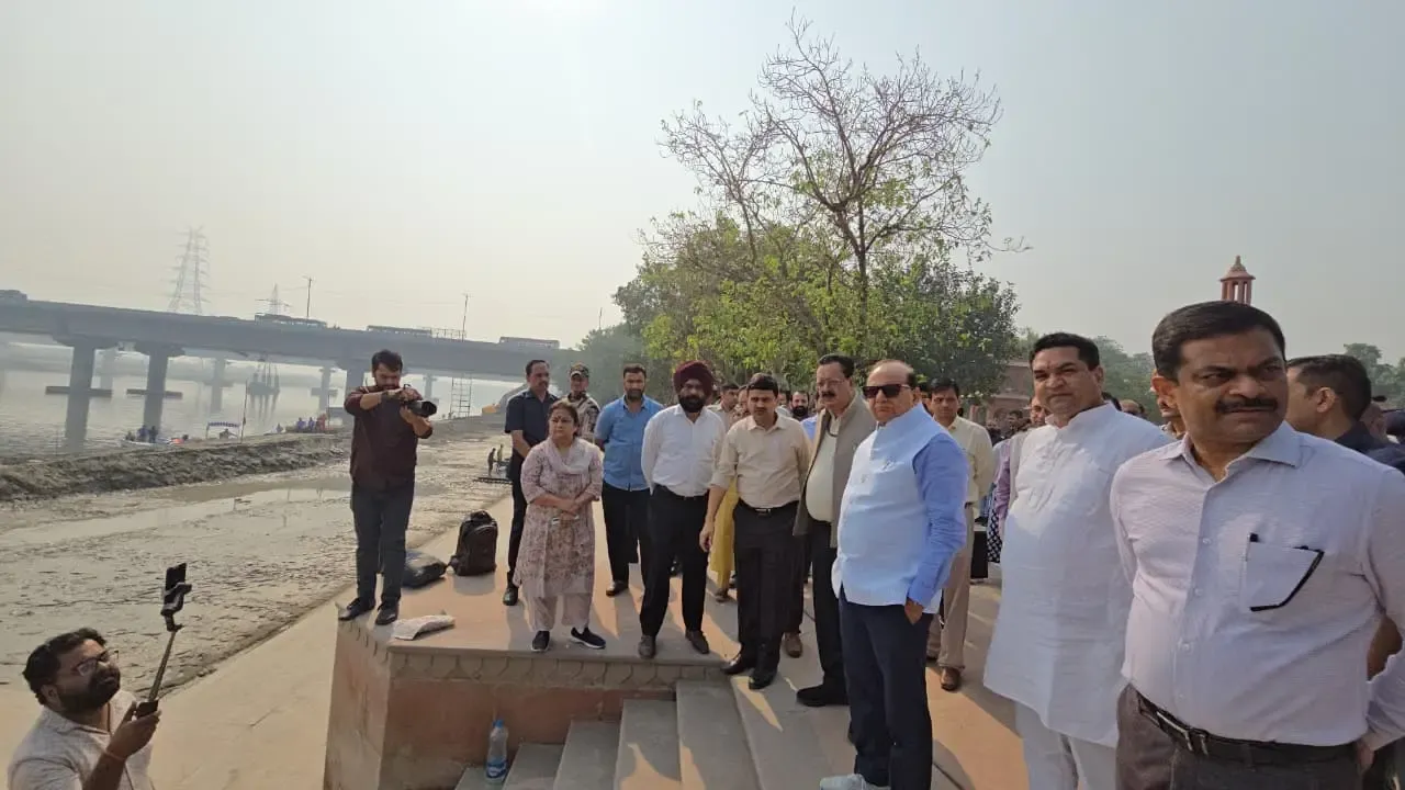 क्या दिल्ली में ‘छठ पूजा 2025’ की तैयारी पूरी है? एलजी वीके सक्सेना और मंत्री कपिल मिश्रा ने वासुदेव घाट का किया निरीक्षण