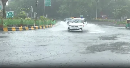 दिल्ली में भारी बारिश का रेड अलर्ट: 60 किमी/घंटा हवाएँ, बिजली गिरने का खतरा; यूपी-केरल समेत कई राज्यों में ऑरेंज अलर्ट