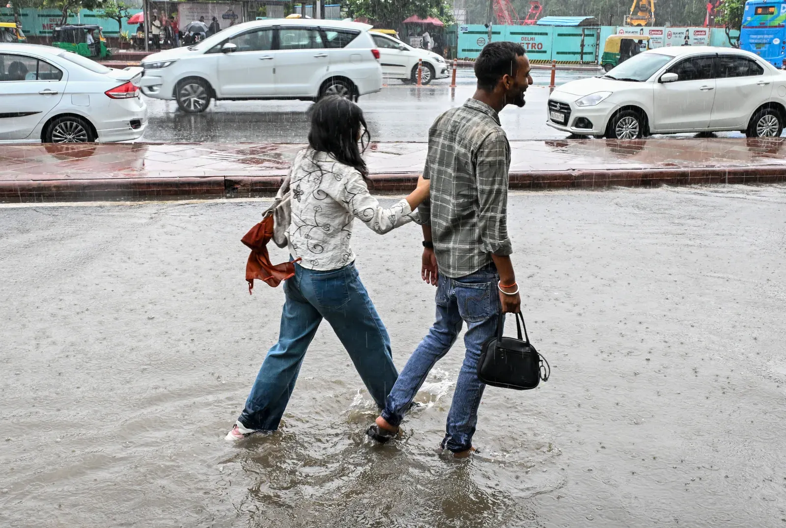 दिल्ली-एनसीआर में बारिश का कहर: जलभराव से यातायात ठप, 8 अगस्त को येलो अलर्ट जारी