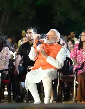 पंडित दीनदयाल उपाध्याय की 110वीं जयंती: PM मोदी 'भजन क्लबिंग' में शामिल, खंजरी भी बजाई