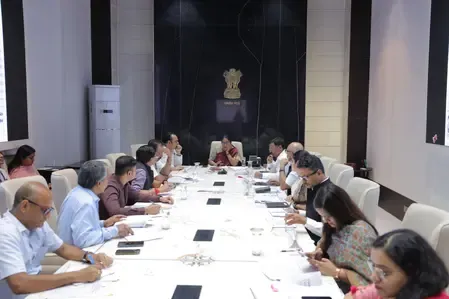 दिल्ली सरकार बढ़ाएगी अस्पतालों की बिस्तर क्षमता, जल्द शुरू की जाएंगी विशेष स्वास्थ्य सेवाएं : रेखा गुप्ता