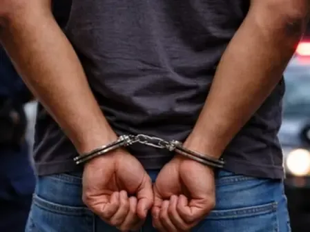 दिल्ली साउथ-वेस्ट पुलिस की बड़ी कार्रवाई: शेयर ट्रेडिंग फ्रॉड सिंडिकेट का पर्दाफाश, 8 गिरफ्तार