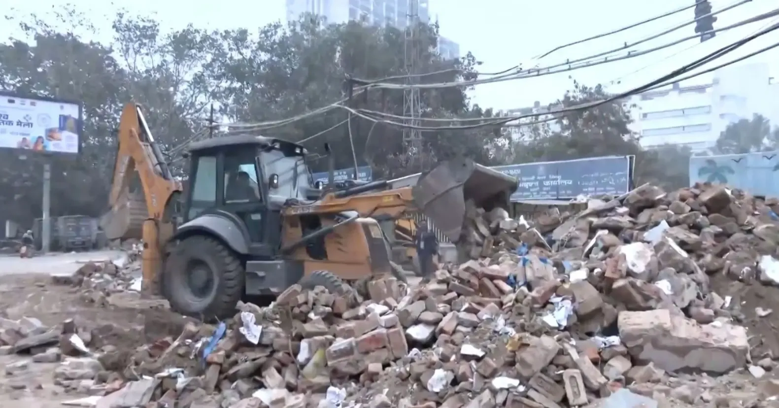 क्या दिल्ली के तुर्कमान गेट इलाके में अवैध निर्माण के खिलाफ कार्रवाई जारी है?