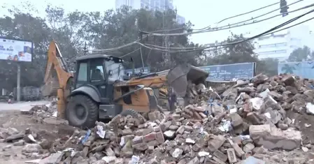 दिल्ली: तुर्कमान गेट इलाके में अवैध निर्माण तोड़ने के बाद मलबे को हटाने की कार्रवाई, भारी पुलिस बल तैनात