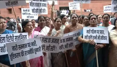 डिंपल यादव के अपमान पर एनडीए सांसदों का फूटा गुस्सा, संसद परिसर में मौलाना रशिदी के खिलाफ किया प्रदर्शन