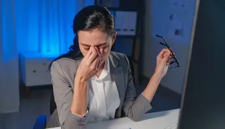 दिनभर के काम के बाद थक गई हैं आंखें, इन आयुर्वेदिक नुस्खों से पाएं आराम