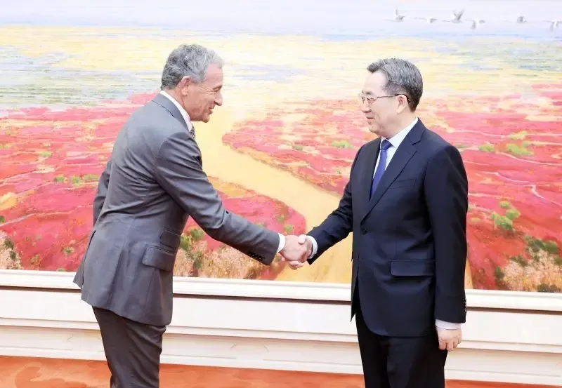 क्या डिंग श्वेएश्यांग ने वॉल्ट डिज्नी कंपनी के सीईओ से वार्ता की?