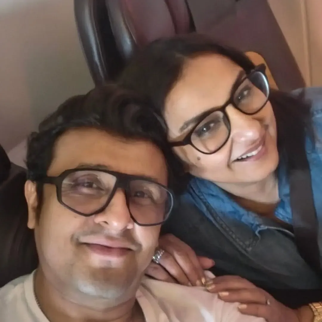 Divya Dutta Meets Bestie Sonu Nigam on Flight: A Musical Encounter