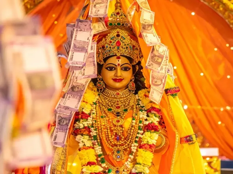 क्या महालक्ष्मी के इस मंदिर में प्रसाद के रूप में भक्तों को मिलते हैं पैसे?
