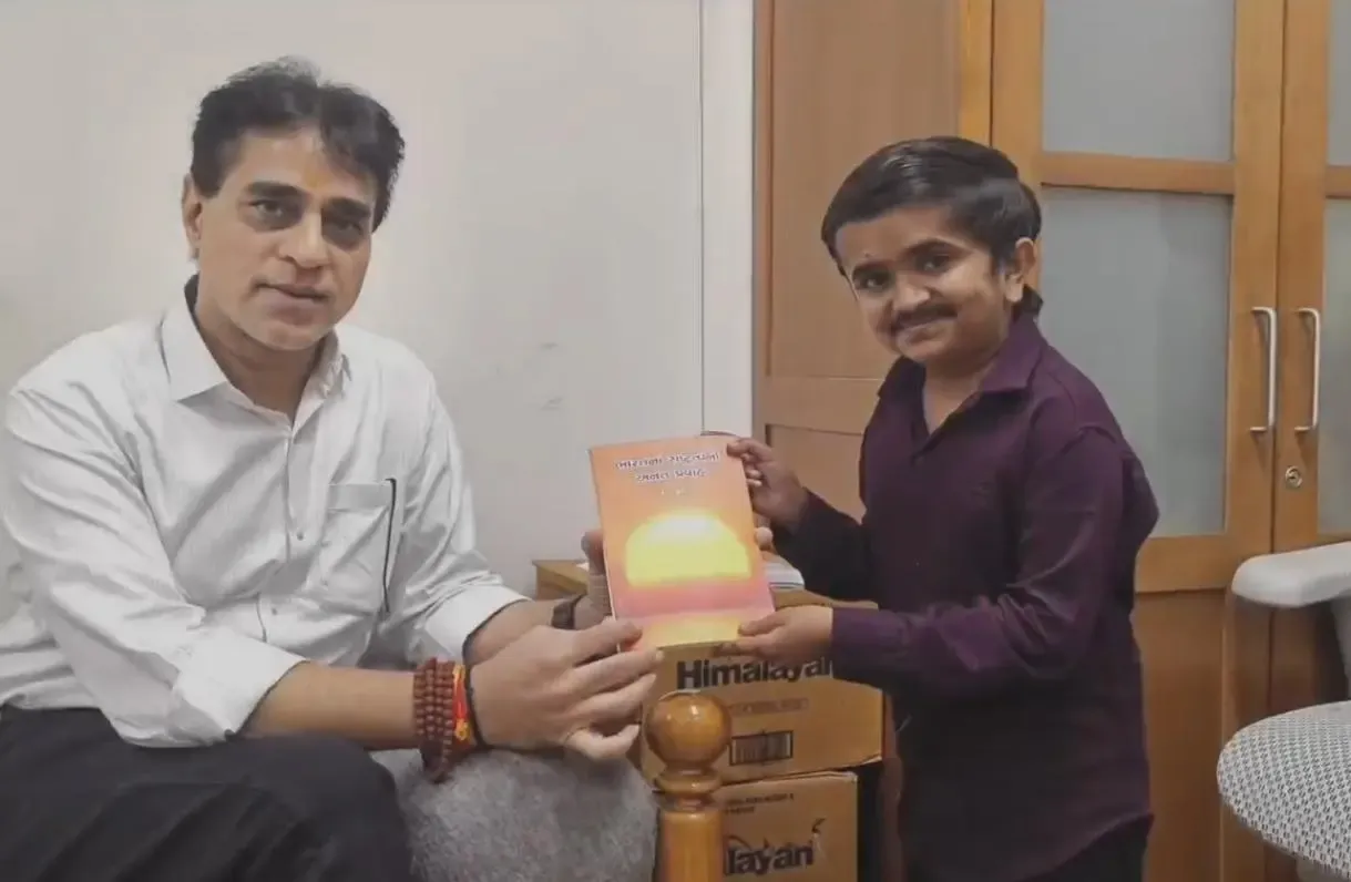 Gujarat Health Minister honours doctor who beat dwarfism, urges students to fight failure