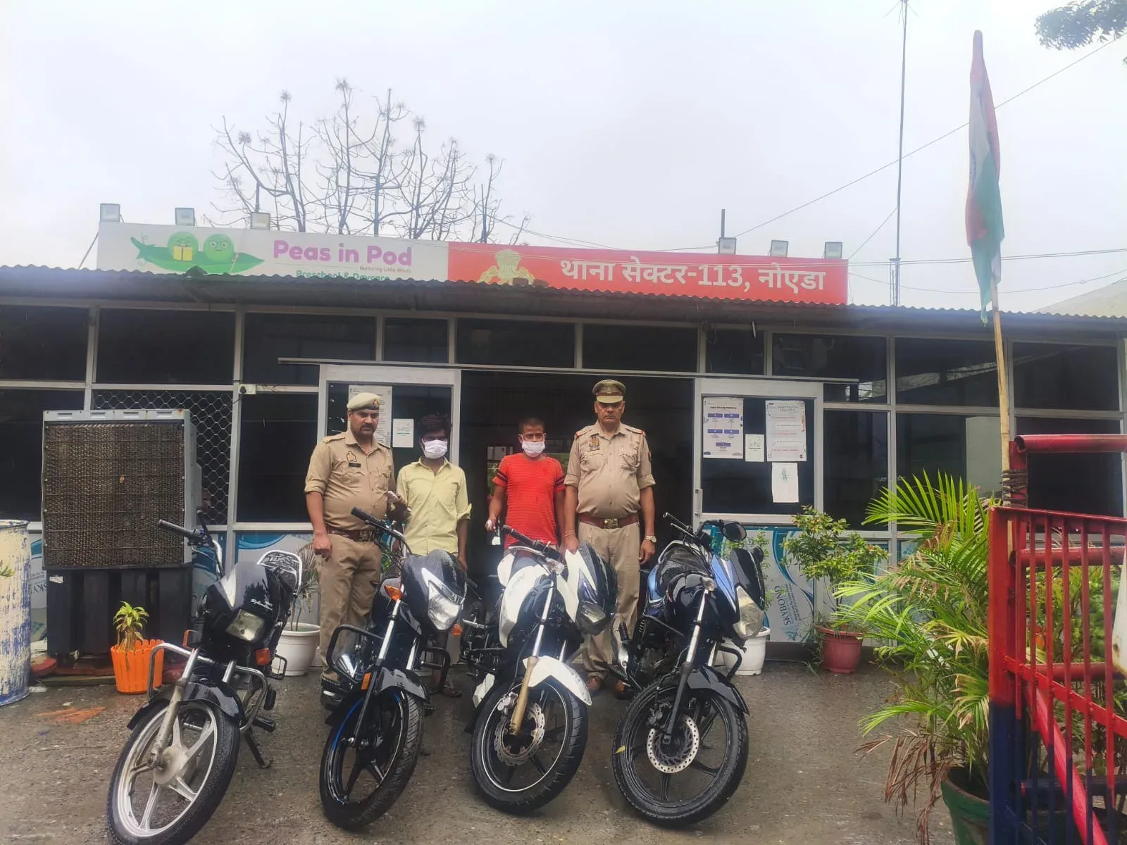 नोएडा में वाहन चोर गिरोह का भंडाफोड़: 2 गिरफ्तार, 4 चोरी की बाइक और 2 चाकू बरामद