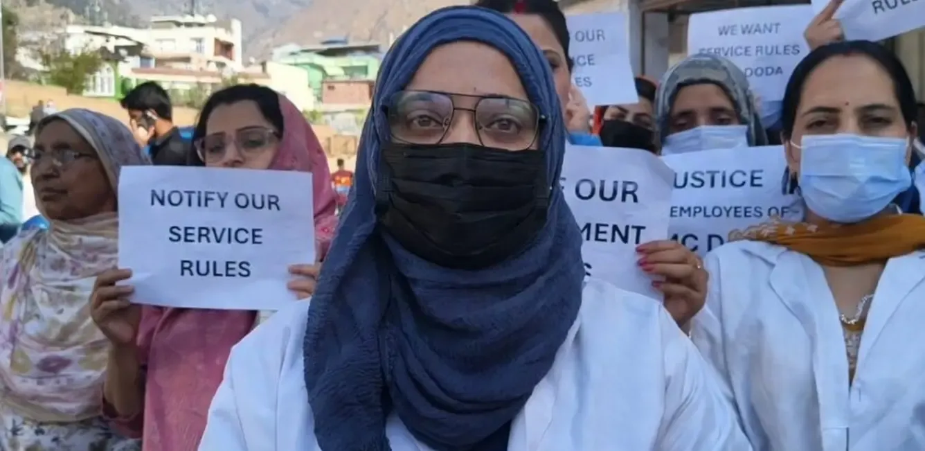 डोडा में गैर-राजपत्रित कर्मियों की सर्विस रूल लागू करने की मांग के लिए प्रदर्शन
