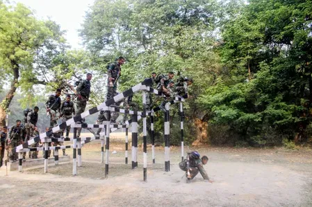 डोगरा रेजिमेंटल सेंटर में अग्निवीरों की कठिन ऑब्सटेकल ट्रेनिंग, शत्रुजीत ब्रिगेड का हेलीबोर्न अभ्यास