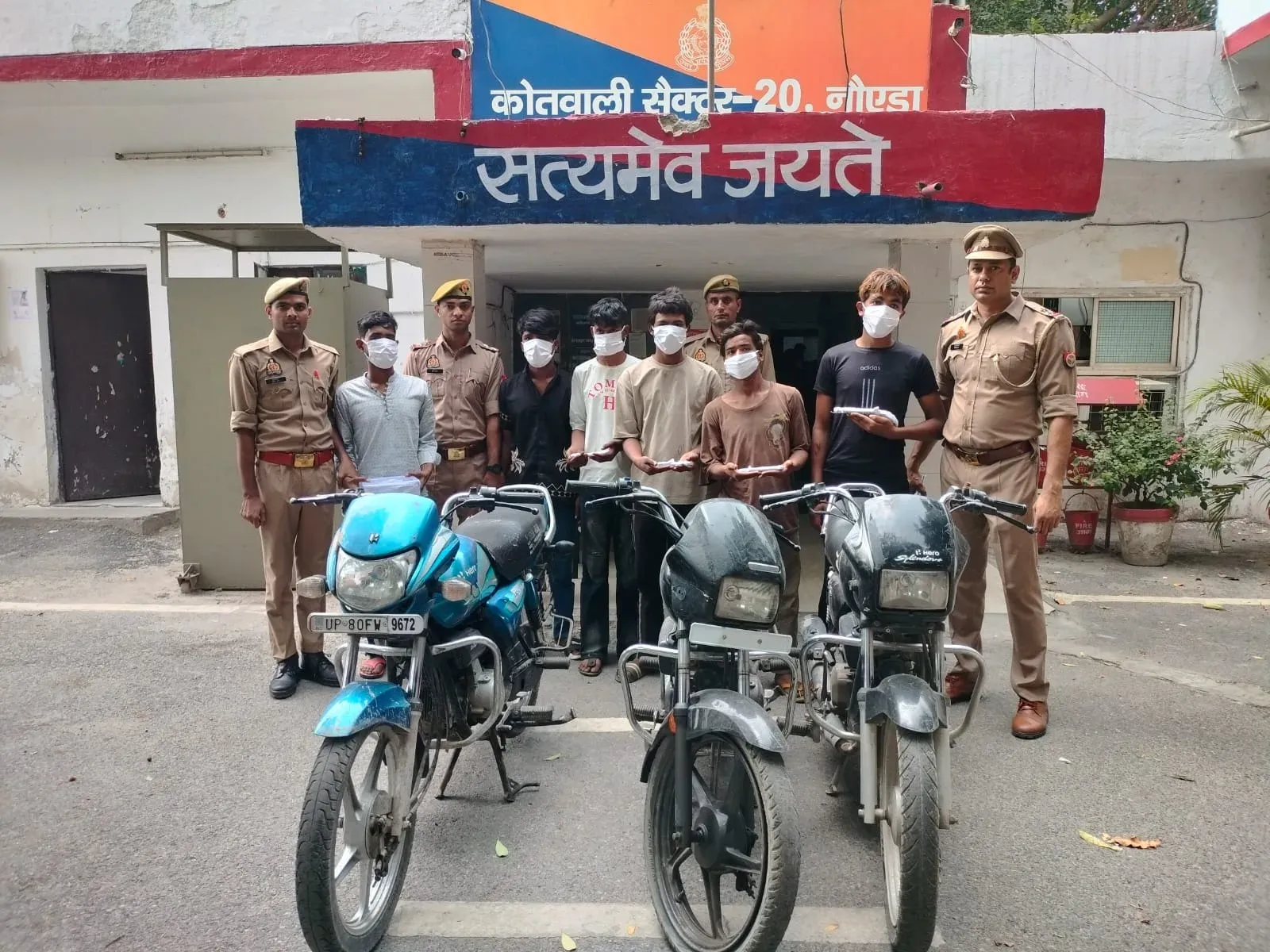 नोएडा में चोर गिरोह का भंडाफोड़: 6 गिरफ्तार, 3 मोटरसाइकिलें, तमंचा और चाकू बरामद