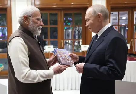 क्या पीएम मोदी ने पुतिन को श्रीमद्भगवद्गीता भेंट की?