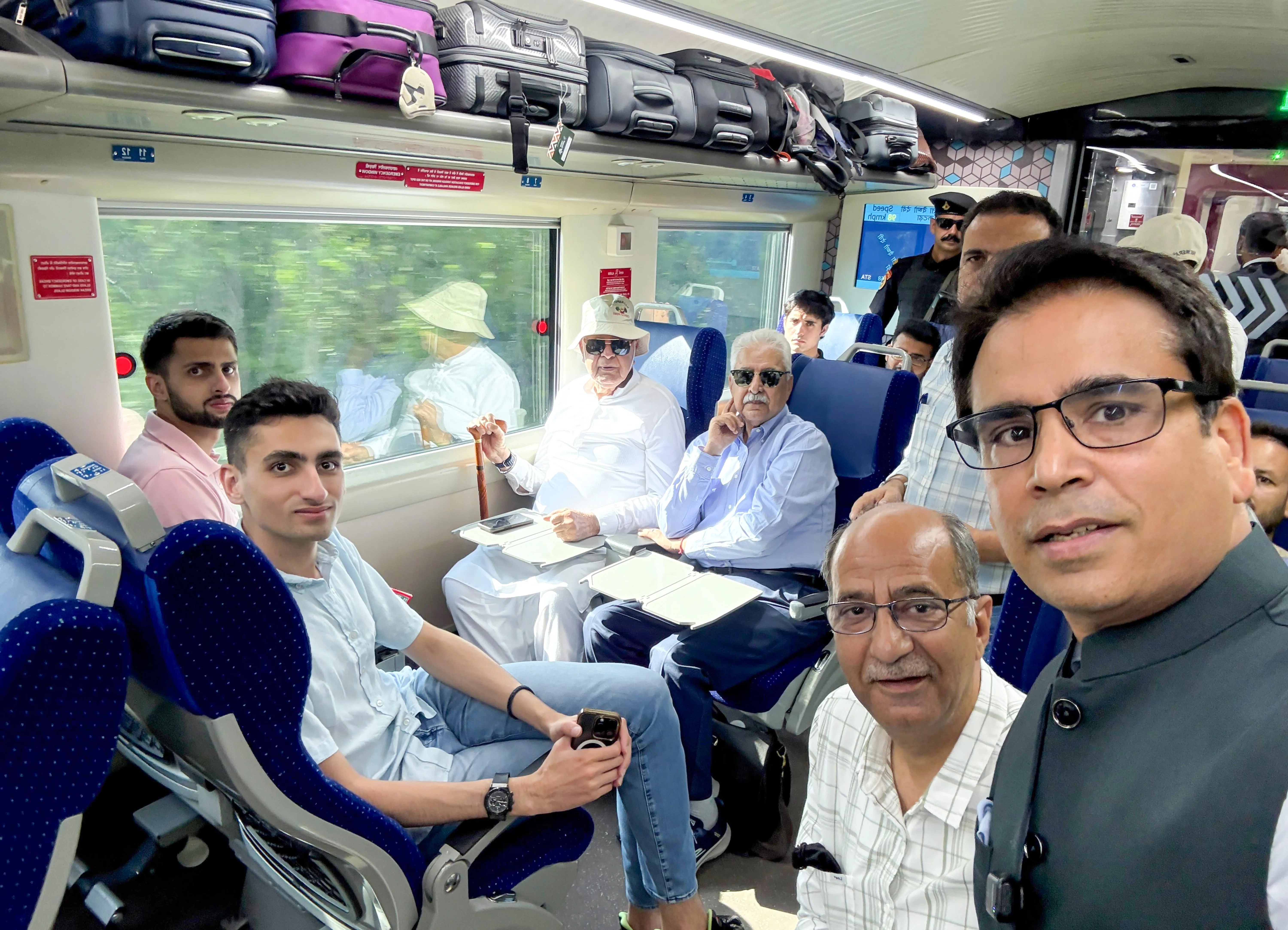 Did Dr Farooq Abdullah Offer His Respects at the Mata Vaishno Devi Shrine?