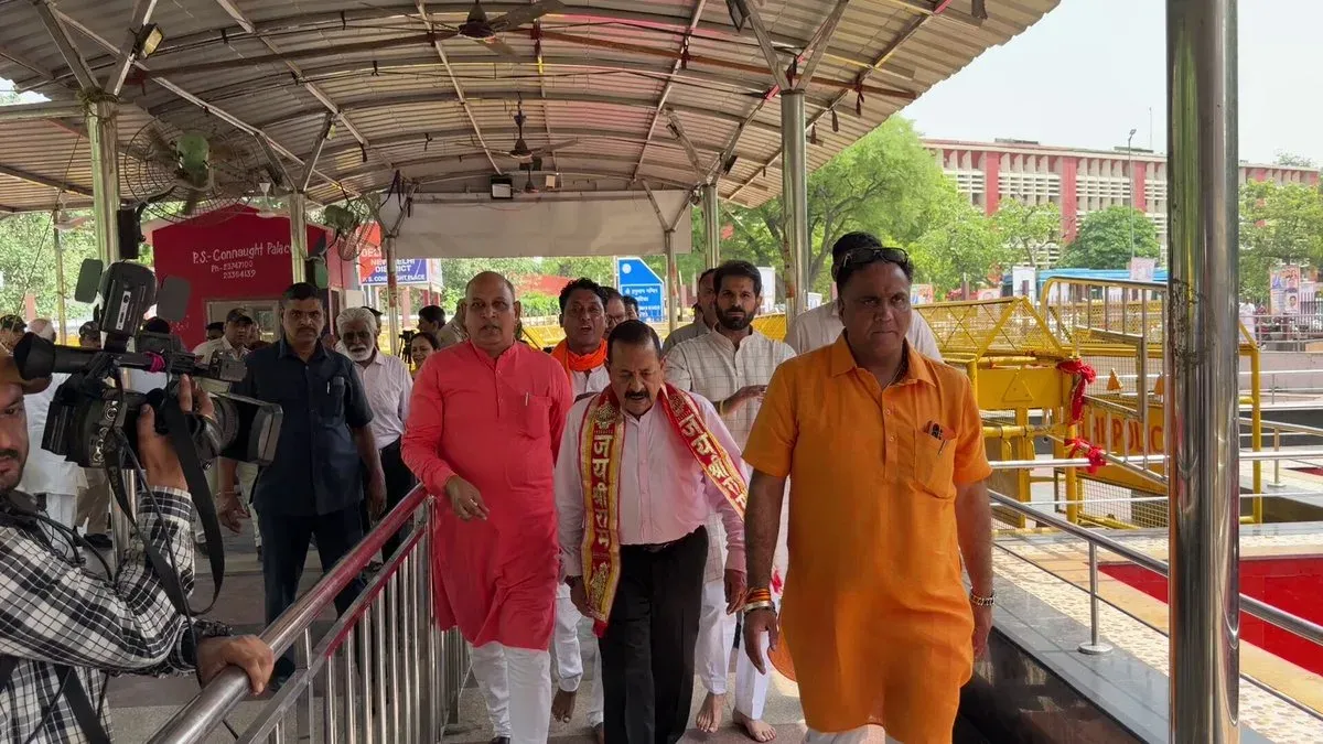 Dr. Jitendra Singh attends puja at Connaught Place temple for PM Modi's record tenure