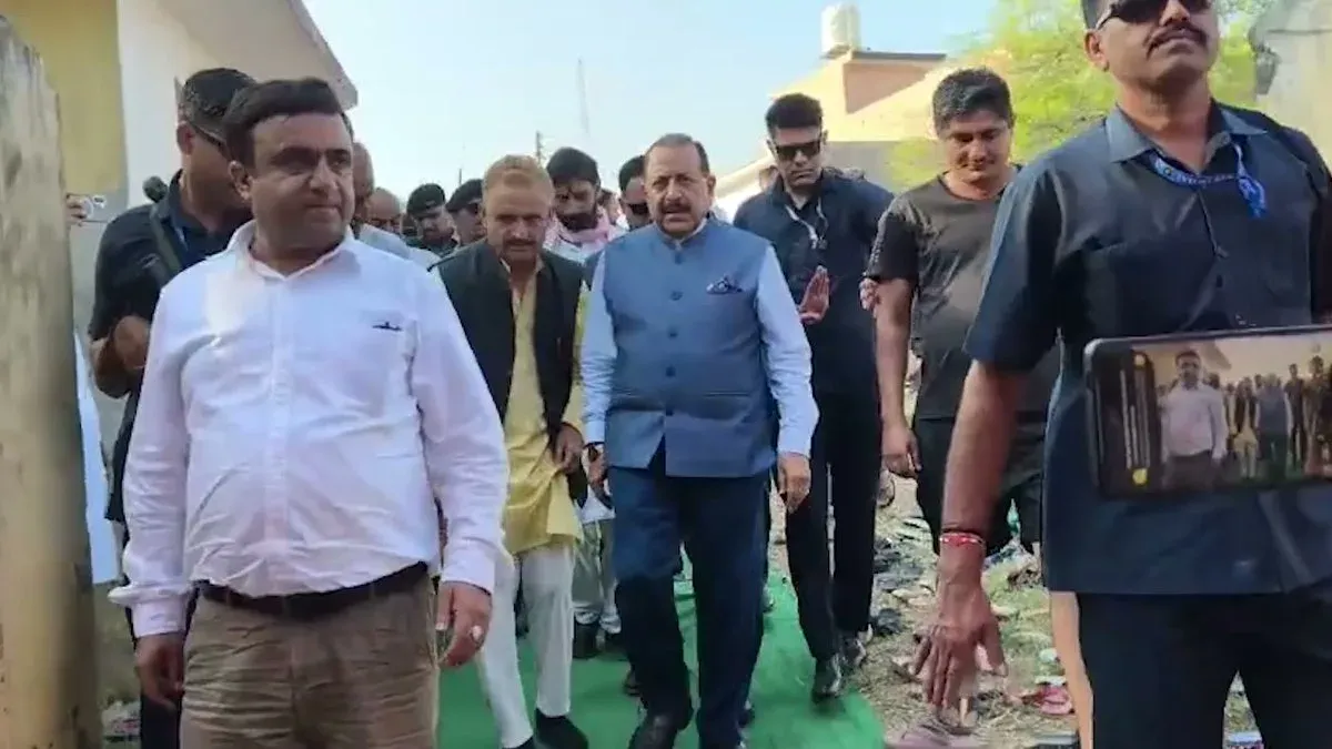 Dr. Jitendra Singh attends Shiv Katha in border village Bobiya
